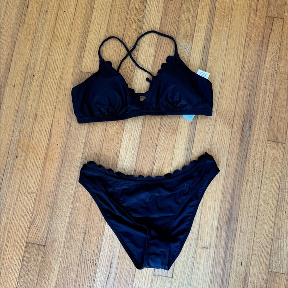 Scalloped V-Neck Top & Classic Bikini Set - Picture 2 of 7